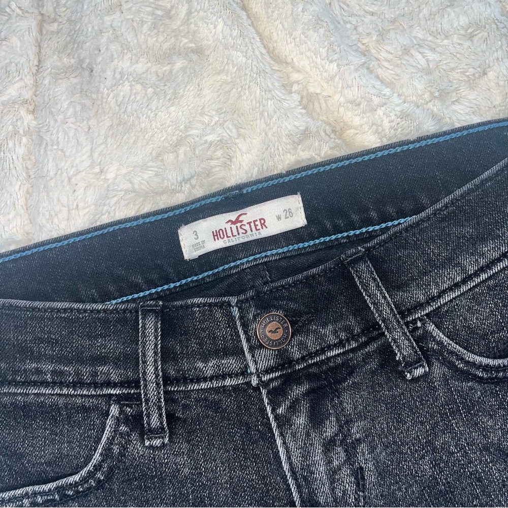 Hollister Low-Rise Denim Shorts - Picture 4 of 5